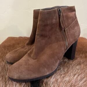 COLE HAAN $280 NWOT Davenport Bootie 7.5 Brown Suede Old Money Sleek Office Fall